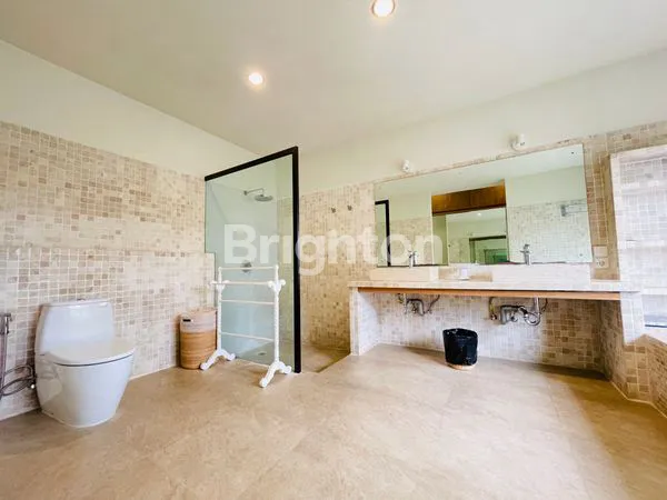 image 5BR FULLY FURNISHED ALL WHITE CLASSIC VILLA WITH LUSH GARDEN AND POOL (7)