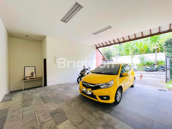 image 5BR FULLY FURNISHED ALL WHITE CLASSIC VILLA WITH LUSH GARDEN AND POOL (8)