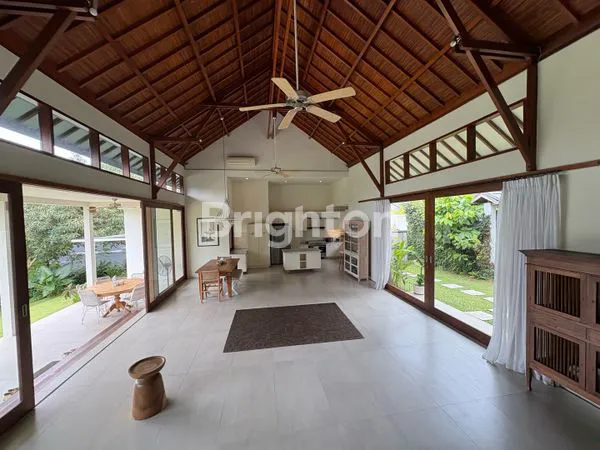 image 5 BR FULLY FURNISHED ALL WHITE CLASSIC VILLA WITH LUSH GARDEN AND POOL (4)