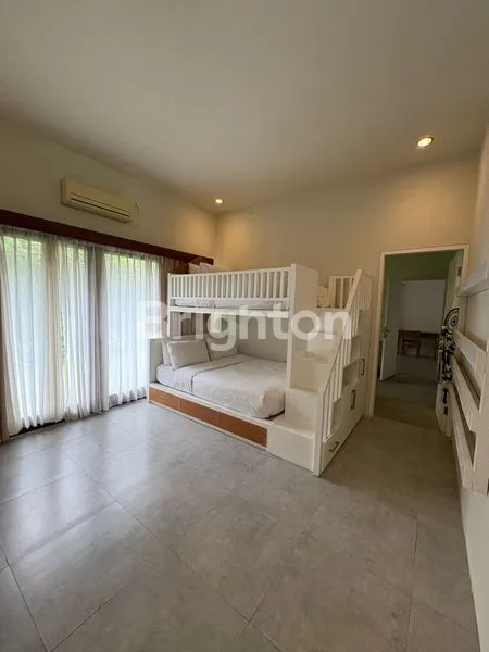 image 5 BR FULLY FURNISHED ALL WHITE CLASSIC VILLA WITH LUSH GARDEN AND POOL (5)
