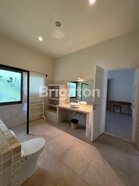 image 5 BR FULLY FURNISHED ALL WHITE CLASSIC VILLA WITH LUSH GARDEN AND POOL (6)