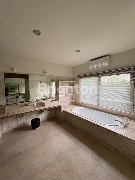 image 5 BR FULLY FURNISHED ALL WHITE CLASSIC VILLA WITH LUSH GARDEN AND POOL (7)