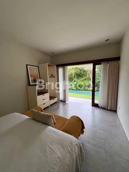 image 5 BR FULLY FURNISHED ALL WHITE CLASSIC VILLA WITH LUSH GARDEN AND POOL (8)