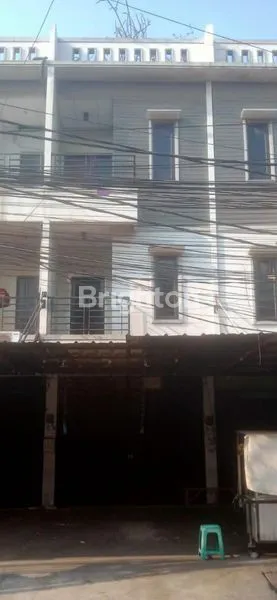 RUMAH JELAMBAR 3 LANTAI