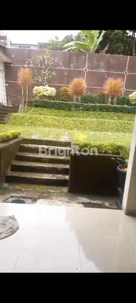 image *DIJUAL RUMAH LUAS ADA SISA TANAH UNTUK TAMAN TERAWAT SIAP HUNI CARPORT LUAS AREA KOTA BATU STRATEGIS (2)