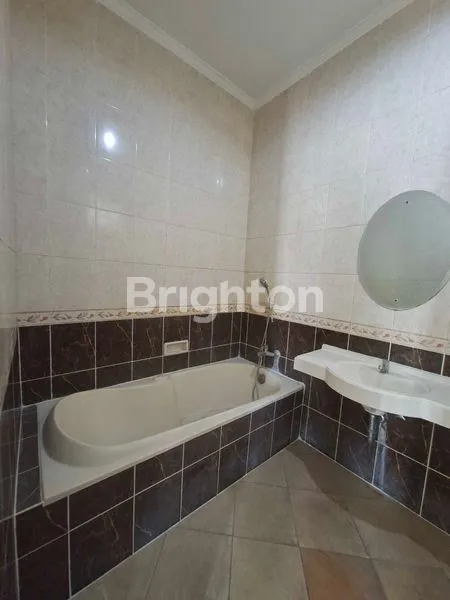 image DIJUAL RUMAH 2 LANTAI STRATEGIS, SIAP HUNI DI KOTA WISATA CIBUBUR. (8)