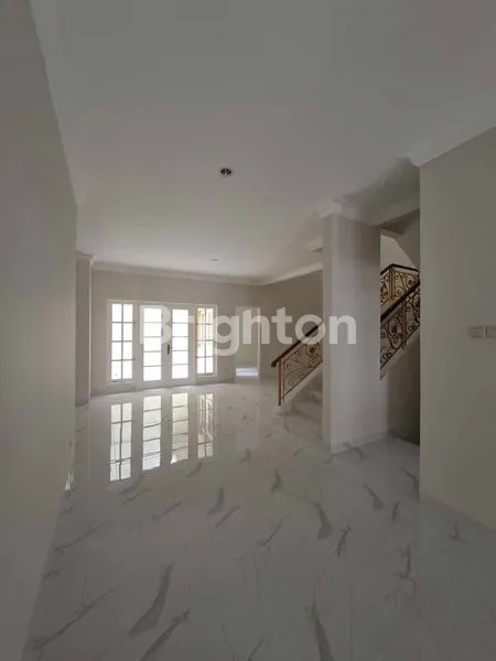 image DIJUAL RUMAH 2 LANTAI STRATEGIS, SIAP HUNI DI KOTA WISATA CIBUBUR. (2)