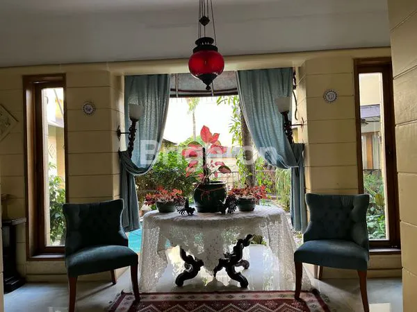 image RUMAH MEWAH DEPAN TAMAN METRO PONDOK INDAH – LT 583 LB 800 – LIFT – PRIVATE POOL – SHM (3)