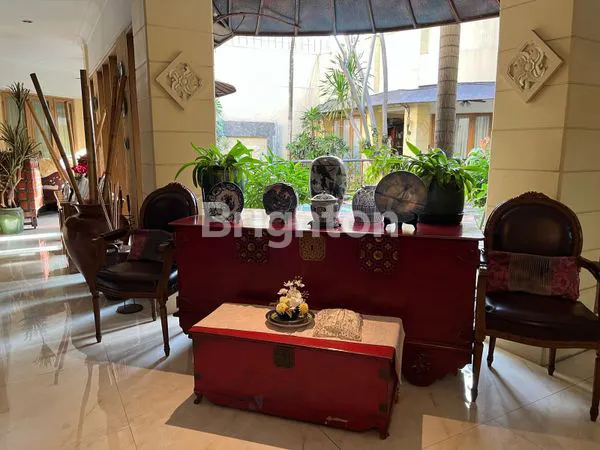 image RUMAH MEWAH DEPAN TAMAN METRO PONDOK INDAH – LT 583 LB 800 – LIFT – PRIVATE POOL – SHM (4)