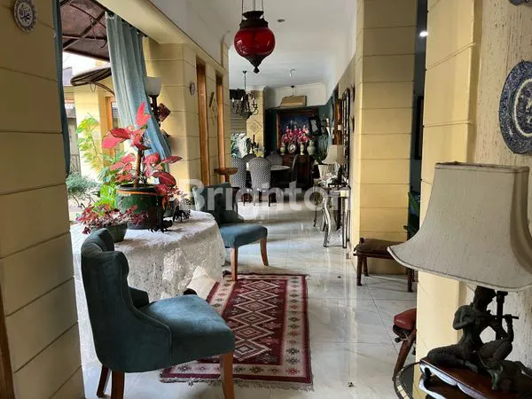 image RUMAH MEWAH DEPAN TAMAN METRO PONDOK INDAH – LT 583 LB 800 – LIFT – PRIVATE POOL – SHM (6)