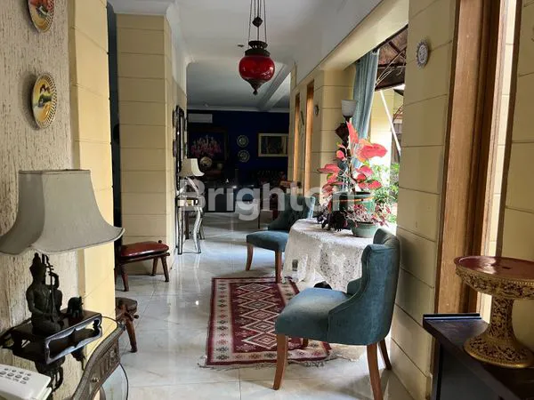 image RUMAH MEWAH DEPAN TAMAN METRO PONDOK INDAH – LT 583 LB 800 – LIFT – PRIVATE POOL – SHM (7)