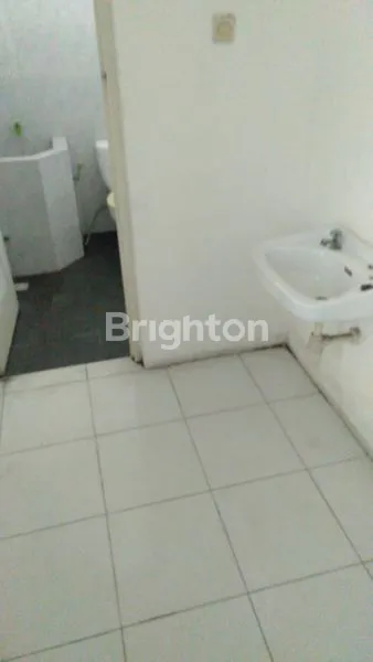 image RUKO 3 LANTAI TERAWAT SIAP HUNI, LEBAR 5, STRATEGIS NOL JALAN RAYA KAPAS KRAMPUNG, DEKAT KAZA MALL, TAMBAKSARI, SURABAYA TIMUR (7)