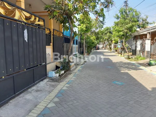 image RUMAH SIAP HUNI DI LINGKUNGAN NYAMAN KBD DRIOREJO GRESIK (3)