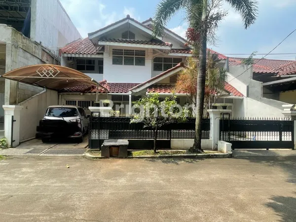 image RUMAH TERAWAT 2 LANTAI DI JATIWARINGIN ASRI BEKASI (1)