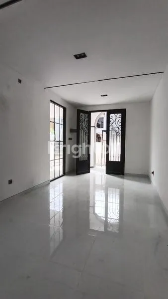 image HUNIAN MEWAH AMERICAN CLASSIC 2 LANTAI BARU GRESS SIAP HUNI DHARMAHUSADA MAS\N\N (2)