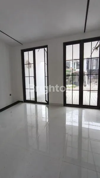 image HUNIAN MEWAH AMERICAN CLASSIC 2 LANTAI BARU GRESS SIAP HUNI DHARMAHUSADA MAS\N\N (4)