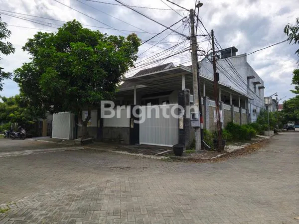 image RUMAH MODERN MINIMALIS LEBAR 12 METER LOKASI STRATEGIS DI PERUMAHAN BARAT SUNGAI KOTA KEDIRI (5)
