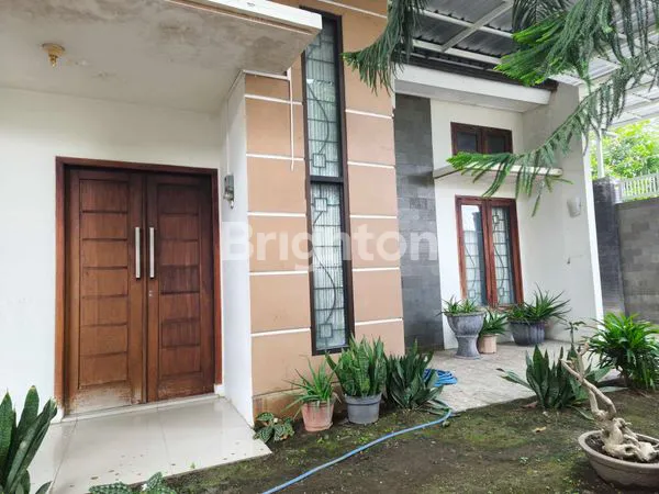 image RUMAH MODERN MINIMALIS LEBAR 12 METER LOKASI STRATEGIS DI PERUMAHAN BARAT SUNGAI KOTA KEDIRI (2)