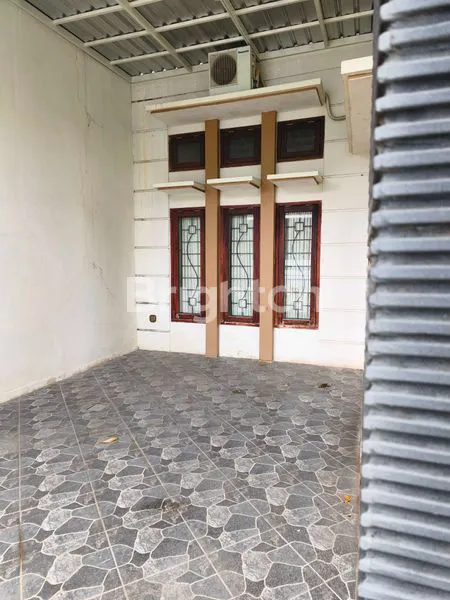 image RUMAH MODERN MINIMALIS LEBAR 12 METER LOKASI STRATEGIS DI PERUMAHAN BARAT SUNGAI KOTA KEDIRI (4)