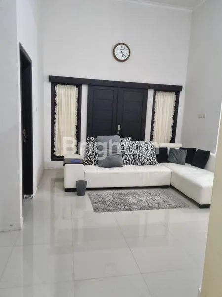image RUMAH MODERN MINIMALIS LEBAR 12 METER LOKASI STRATEGIS DI PERUMAHAN BARAT SUNGAI KOTA KEDIRI (8)
