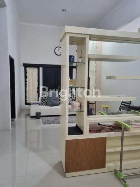 image RUMAH MODERN MINIMALIS LEBAR 12 METER LOKASI STRATEGIS DI PERUMAHAN BARAT SUNGAI KOTA KEDIRI (6)