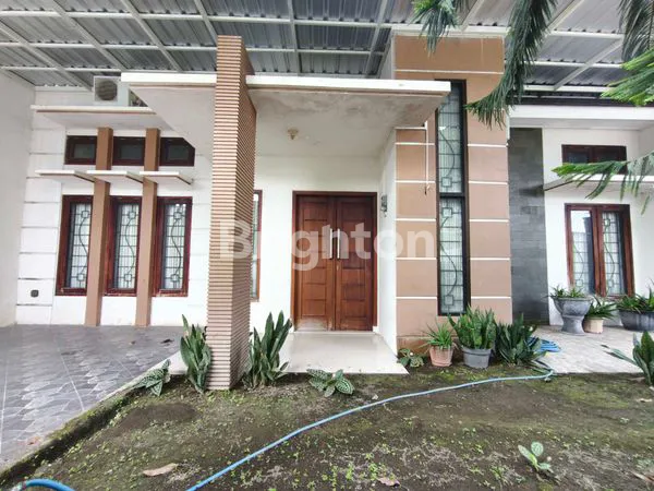 image RUMAH MODERN MINIMALIS LEBAR 12 METER LOKASI STRATEGIS DI PERUMAHAN BARAT SUNGAI KOTA KEDIRI (1)