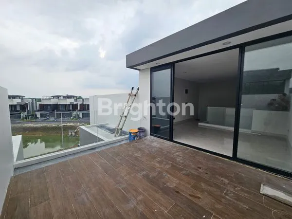 image RUMAH MEWAH 2 LT DI CITRALAND, VIEW DANAU & ROOFTOP (8)