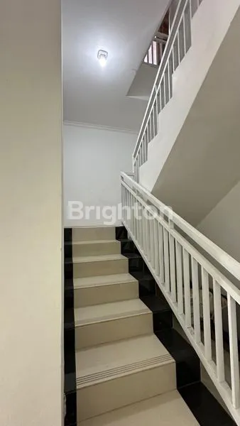 image RUMAH MEWAH 2 LANTAI LUAS TERAWAT KAWASAN PERUMAHAN YANG NYAMAN (7)