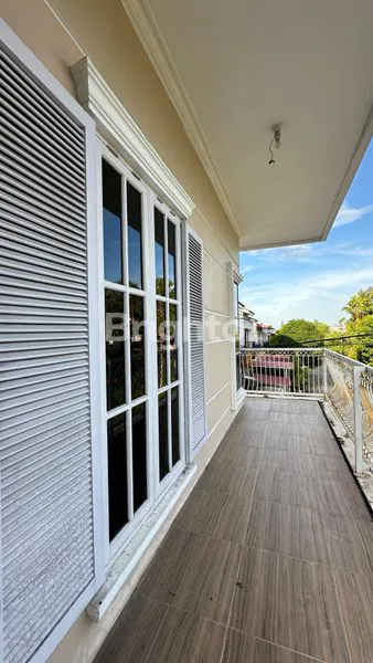 image RUMAH MEWAH 2 LANTAI LUAS TERAWAT KAWASAN PERUMAHAN YANG NYAMAN (1)