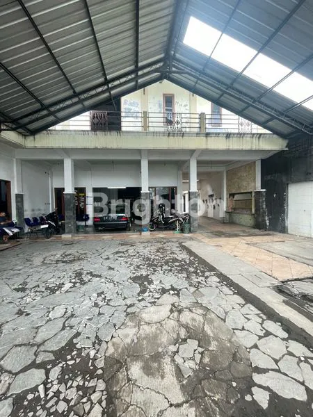 image BANGUNAN EKS BENGKEL MOBIL DI TENGAH KOTA SOLO (4)