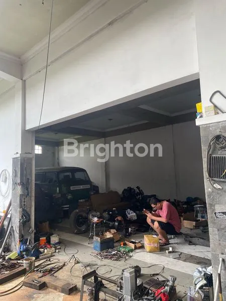 image BANGUNAN EKS BENGKEL MOBIL DI TENGAH KOTA SOLO (6)