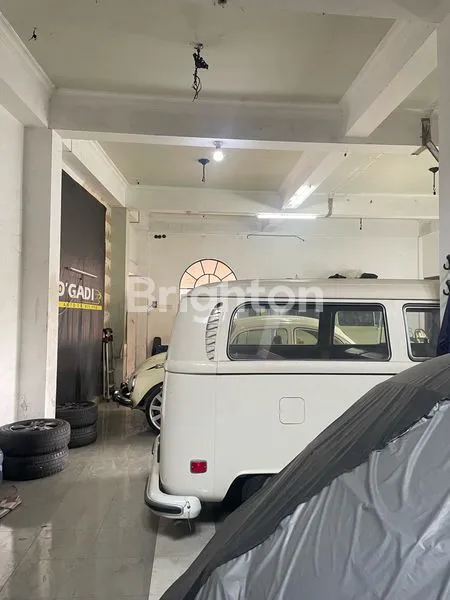 image BANGUNAN EKS BENGKEL MOBIL DI TENGAH KOTA SOLO (7)
