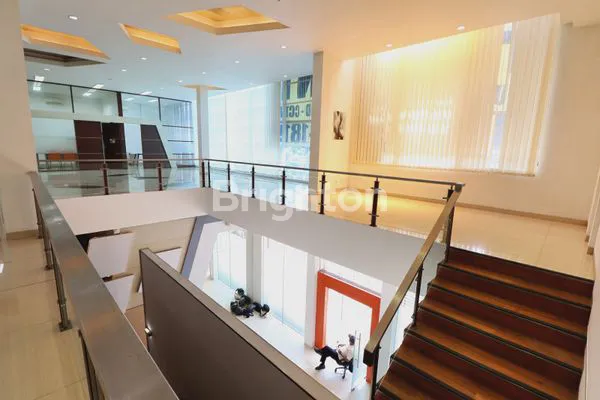 image DISEWAKAN KANTOR LUXURY MEWAH LENGAP DI PINGGIR JALAN RAYA KOTA BANDUNG (5)