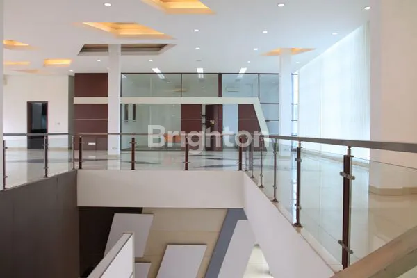 image DISEWAKAN KANTOR LUXURY MEWAH LENGAP DI PINGGIR JALAN RAYA KOTA BANDUNG (8)