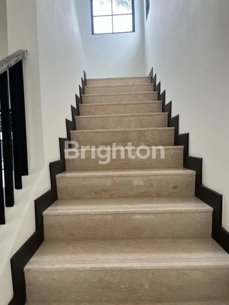 image RUMAH CANTIK ELEGAN 3 LANTAI HIERA WELTON BSD (5)