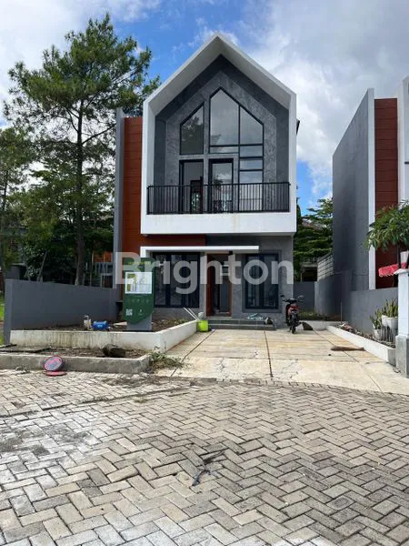 image VILLA STRATEGIS DI JL. SUDIRMAN, 3 KT & FASILITAS LENGKAP (1)