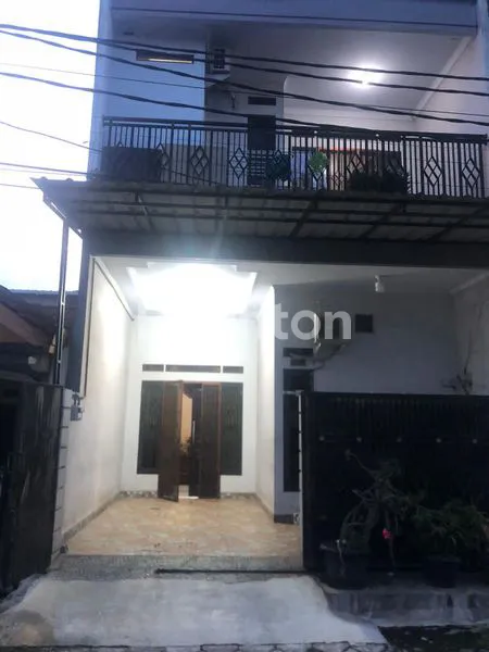 image RUMAH CANTIK 2 LANTAI DI VILLA TOMANG BARU, 4 KT (2)