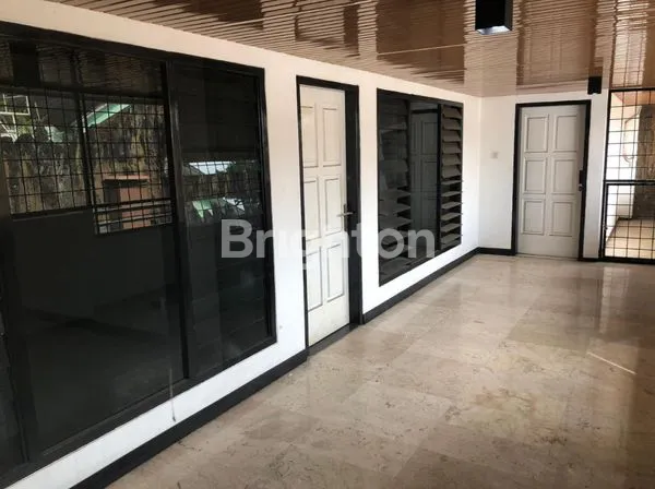 image BANGUNAN KANTOR LOKASI STRATEGIS COCOK UNTUK KAFE, KLINIK, KANTOR DEKAT DENGAN BANYAK FASILITAS UMUM DI PUSAT MALANG (8)