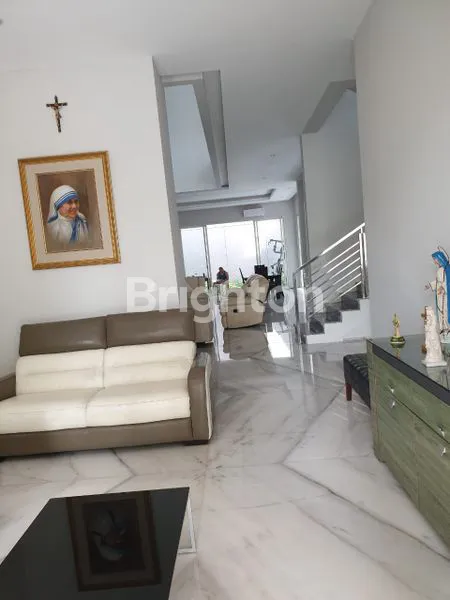 image RUMAH BAGUS TERAWAT 2LANTAI FULL FURNISH DAERAH CITRALAND SURABAYA BARAT (2)