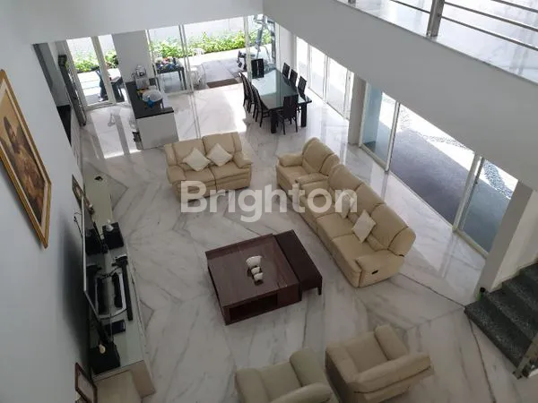 image RUMAH BAGUS TERAWAT 2LANTAI FULL FURNISH DAERAH CITRALAND SURABAYA BARAT (4)