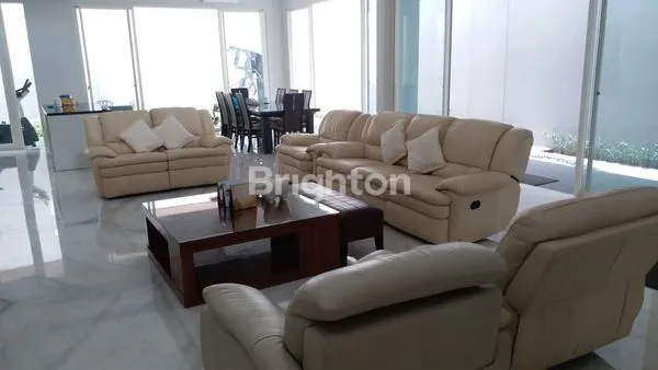 image RUMAH BAGUS TERAWAT 2LANTAI FULL FURNISH DAERAH CITRALAND SURABAYA BARAT (7)