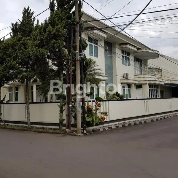 image RUMAH 2 LANTAI LUX, LINGKUNGAN TENANG & NYAMAN (1)