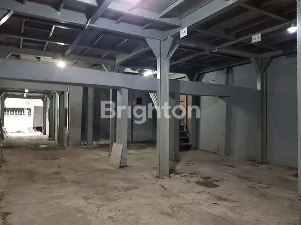 image GUDANG 2 LANTAI SIAP HUNI TERTATA RAPI KEDINDING (1)