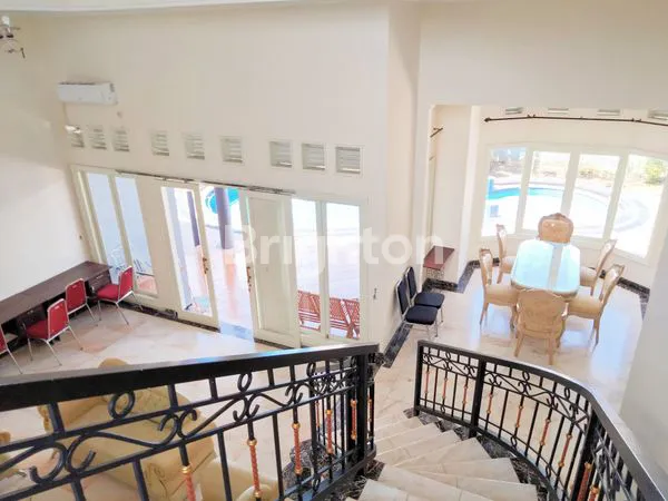 image RUMAH MEWAH MODEL MEDITERANIA LUAS ADA KOLAM RENANG 2 LANTAI SEMI FURNISHED DI PUNCAK DIENG KOTA MALANG (14)