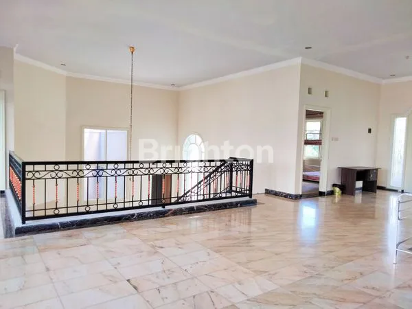 image RUMAH MEWAH MODEL MEDITERANIA LUAS ADA KOLAM RENANG 2 LANTAI SEMI FURNISHED DI PUNCAK DIENG KOTA MALANG (5)