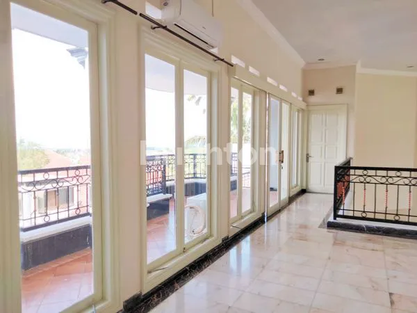 image RUMAH MEWAH MODEL MEDITERANIA LUAS ADA KOLAM RENANG 2 LANTAI SEMI FURNISHED DI PUNCAK DIENG KOTA MALANG (16)