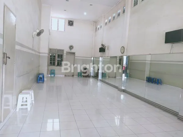 image RUMAH  BESAR , HOOK ,TINGGAL MASUK .  COCOK UTK KOS2 AN ,TMPAT KEBUGARAN GARASI BISA 4 MBL + ADA CAR PORT  DEPAN RMH PAKIRAN LUAS . (2)