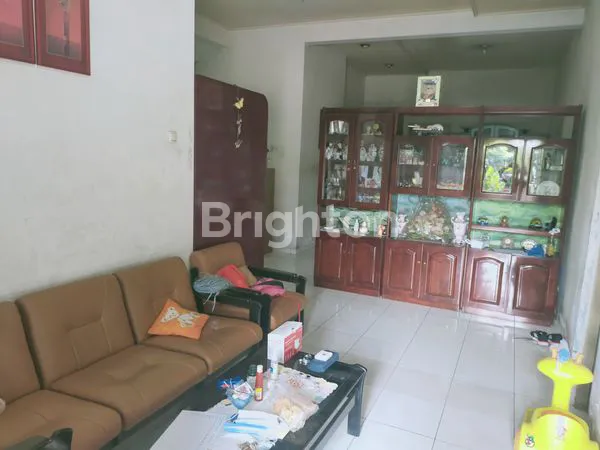 image RUMAH  BESAR , HOOK ,TINGGAL MASUK .  COCOK UTK KOS2 AN ,TMPAT KEBUGARAN GARASI BISA 4 MBL + ADA CAR PORT  DEPAN RMH PAKIRAN LUAS . (4)