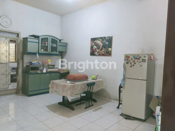 image RUMAH  BESAR , HOOK ,TINGGAL MASUK .  COCOK UTK KOS2 AN ,TMPAT KEBUGARAN GARASI BISA 4 MBL + ADA CAR PORT  DEPAN RMH PAKIRAN LUAS . (3)