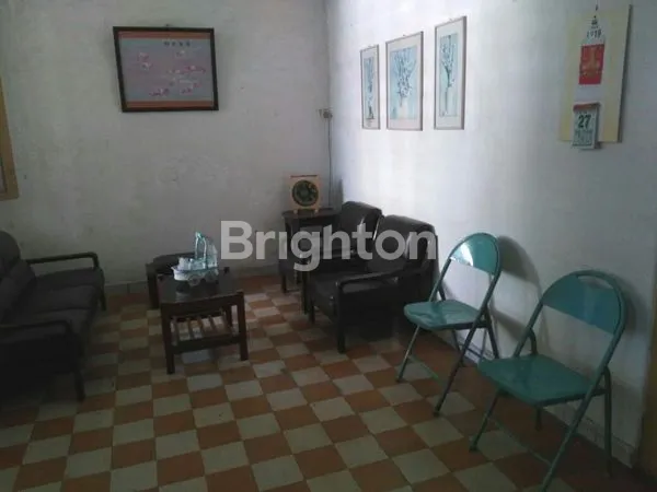 image RUMAH PUSAT  DAERAH BALIWERTI DI JALAN TEMANGGUNGAN, SURABAYA (4)